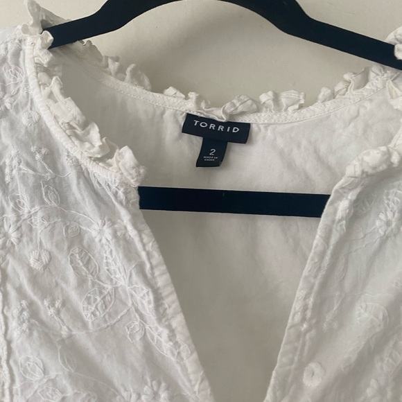 Torrid Clip Dot Mixed Eyelet Yoke Detail Top Sz 2 - Picture 10 of 10